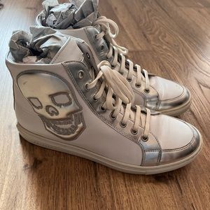 sneakers 8,5 size.  unisex